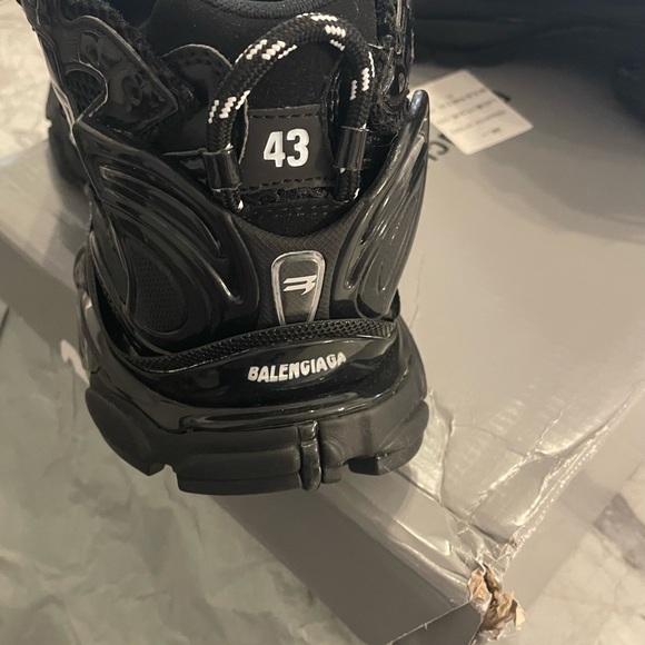 Brand New BALENCIAGA Runners never been worn. Comes with bag and extra laces. - Picture 5 of 8